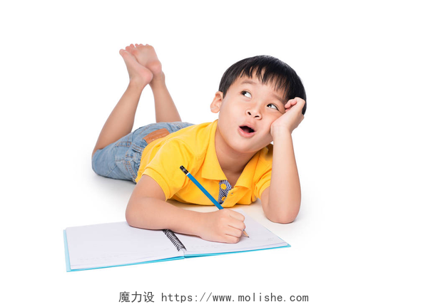趴在白色背景上的小男孩在思考问题小学生写在笔记本上.